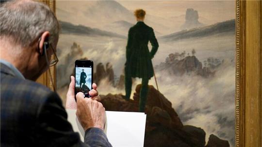 Ein Mann fotografiert während des Presserundgangs das Werk „Wanderer über dem Nebelmeer“ von Caspar David Friedrich in der Hamburger Kunsthalle.