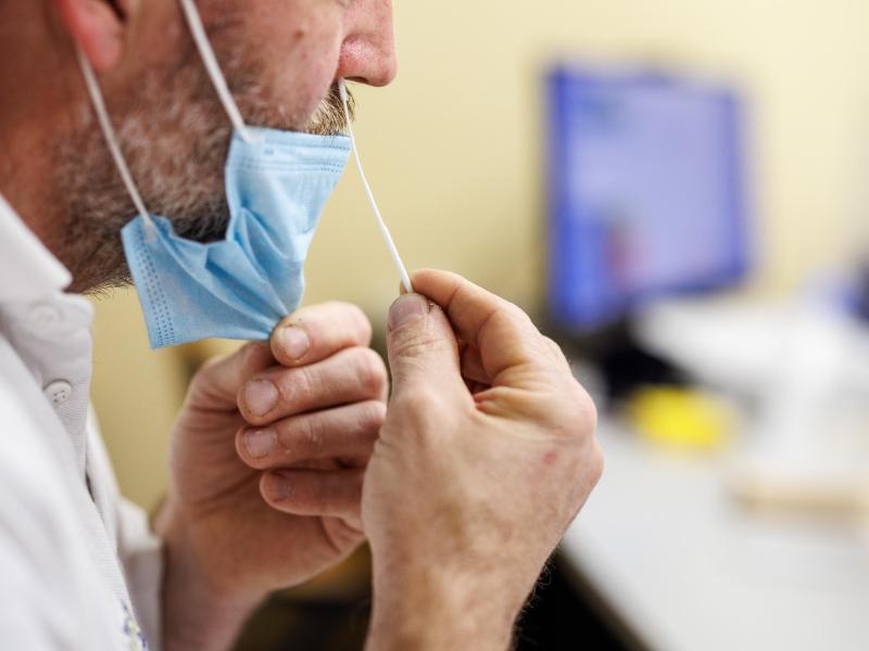 Ein Mann führt einen Corona-Schnelltest durch. (Archivbild). Foto: Matthias Balk/dpa