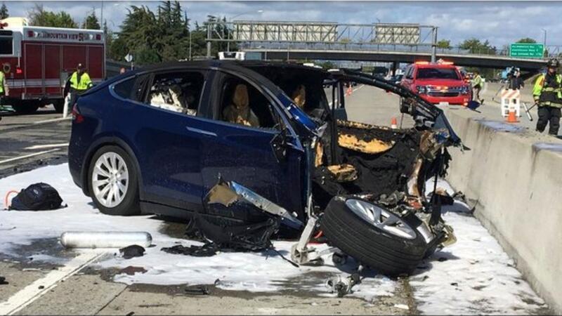 Tesla will Vergleich im Verfahren um „Autopilot“-Todesfall Ein Mann fuhr im Jahr 2018 mit seinem Tesla bei eingeschaltetem „Autopilot“-System gegen einen Betonpoller in Kalifornien.