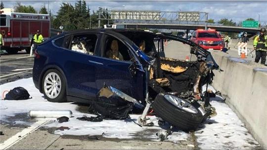 Ein Mann fuhr im Jahr 2018 mit seinem Tesla bei eingeschaltetem „Autopilot“-System gegen einen Betonpoller in Kalifornien.