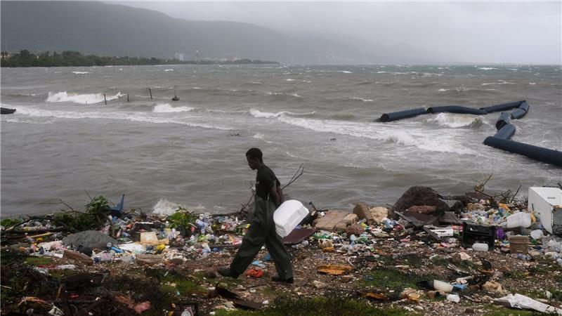 Ein Mann geht an der Küste entlang, während der Hurrikan Melissa in Jamaika wütet. 
