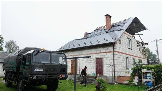 Ein Mann geht an einem beschädigten Haus vorbei, nachdem russische Drohnen den polnischen Luftraum verletzt haben. (Archivbild)