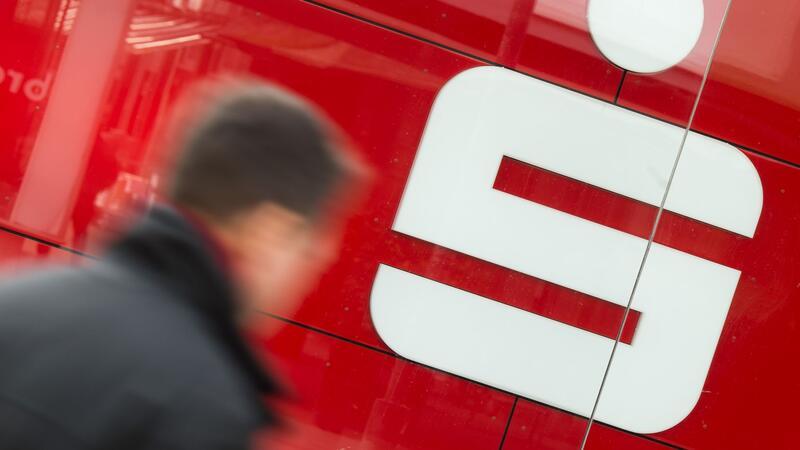 Sparkassen mit weniger Krediten und mehr Gewinn aus Zinsen Ein Mann geht an einer Filiale der Sparkasse vorbei.