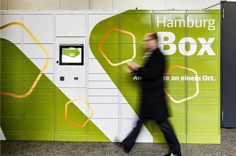 Ein Mann geht im U-Bahnhof Barmbek an einer „Hamburg Box“ vorbei, in der anbieterunabhängig Paketsendungen abgeholt und zurückgegeben werden können. Foto: Scholz/dpa