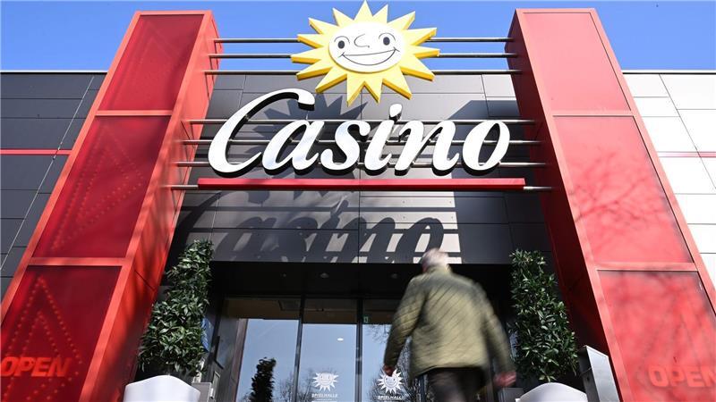 Ein Mann geht in eine Merkur-Spielothek, die sich Casino nennt.