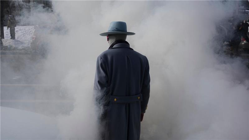 Ein Mann geht während einer Demonstration in Minneapolis durch den Rauch von Tränengas, das von Bundesbeamten eingesetzt wurde.