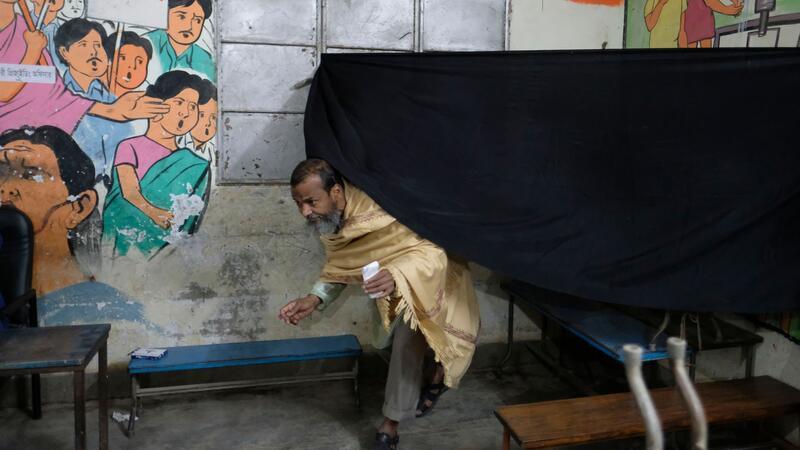 Gewalt überschattet Parlamentswahl in Bangladesch Ein Mann gibt in Dhaka seine Stimme ab.