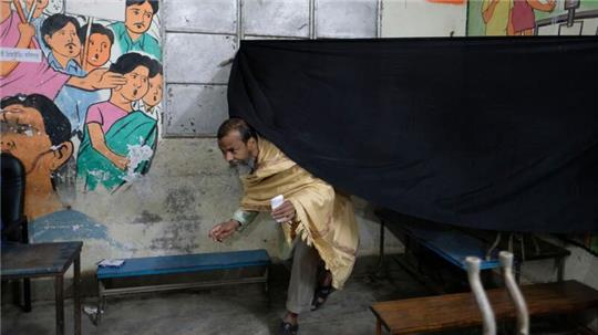 Ein Mann gibt in Dhaka seine Stimme ab.