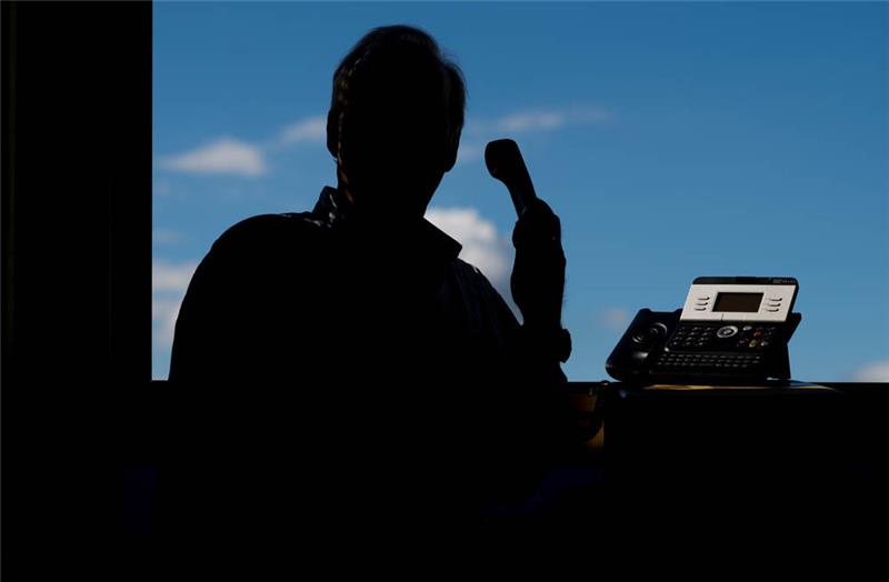 Ein Mann hält ein Telefon. Symbolfoto: Julian Stratenschulte/dpa