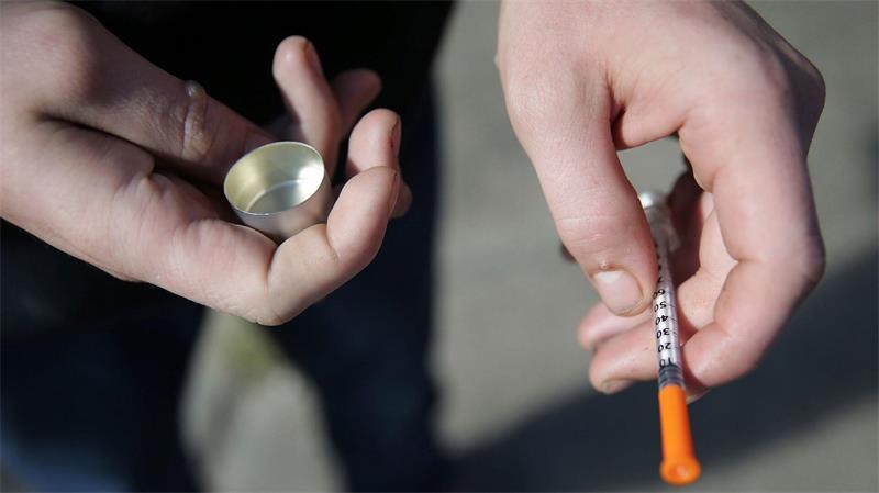 Ein Mann hält eine Spritze für eine Fentanyl-Injektion in der Hand. (Symbolbild)