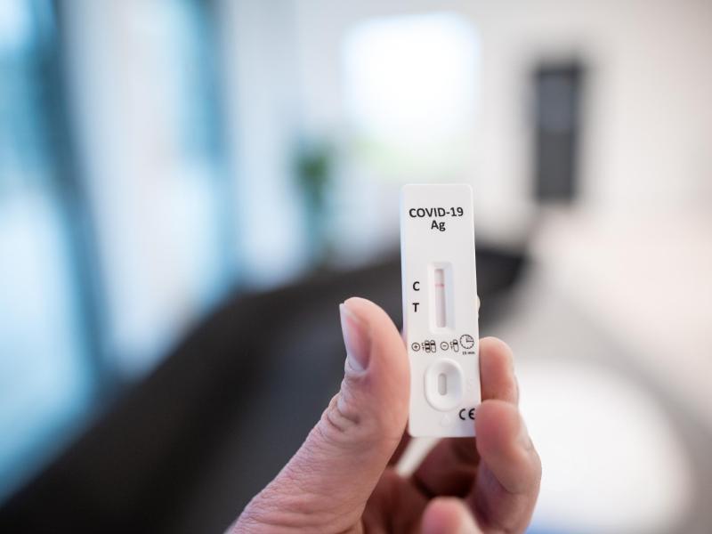 Erweiterte 3-G-Regel im Landkreis aufgehoben – Testpflicht für Ungeimpfte entfällt Ein Mann hält einen Corona-Schnelltest in der Hand. Foto: Fabian Strauch/dpa/Symbolbild