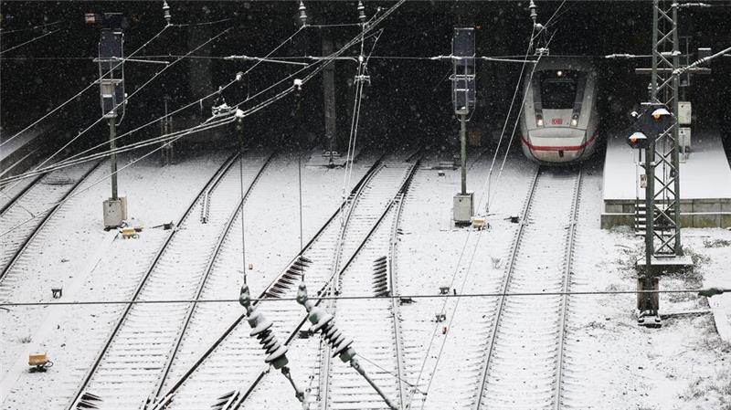 Ein Mann hat am Freitag in einem ICE zwei Frauen sexuell belästigt. (Symbolfoto)