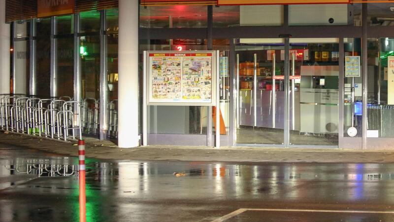 Tatort Supermarkt: Mann sticht auf Vierjährige ein Ein Mann hat eine Vierjährige in einem Supermarkt mit einem Messer angegriffen.