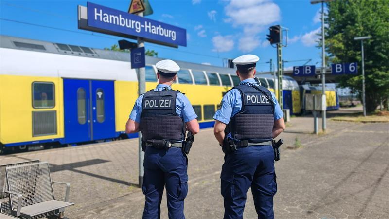 Eine Streife der Bundespolizei am Bahnsteig im Bahnhof Harburg bei Einfahrt eines Metronom-Zuges.