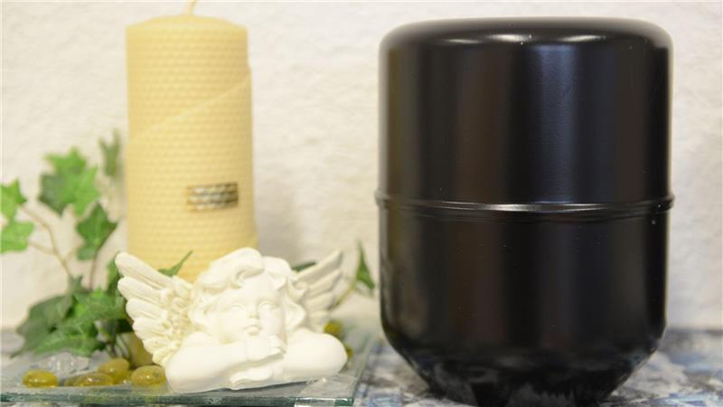 Ein Mann hat für die Rückgabe von mehr als 30 Urnen Lösegeld gefordert. (Symbolbild)