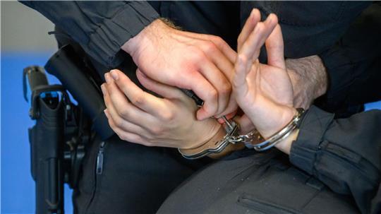 Ein Mann hat in Bremervörde Polizisten bespuckt und später im Krankenhaus randaliert. (Symbolbild)