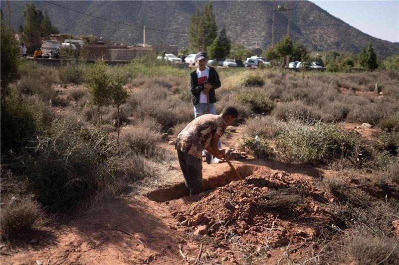 Ein Mann hebt ein Grab aus, um die Leiche eines Erdbebenopfers im Dorf Ouargane in der Nähe von Marrakesch zu begraben.