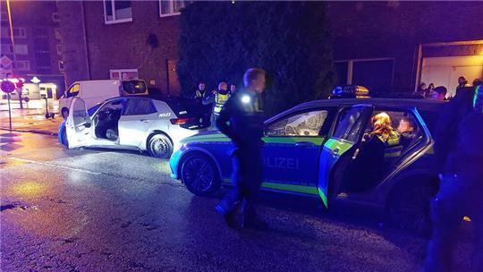 Ein Mann in einem Miles-Mietwagen lieferte sich in der Nacht zum Samstag in Harburg eine Verfolgungsjagd mit der Polizei.