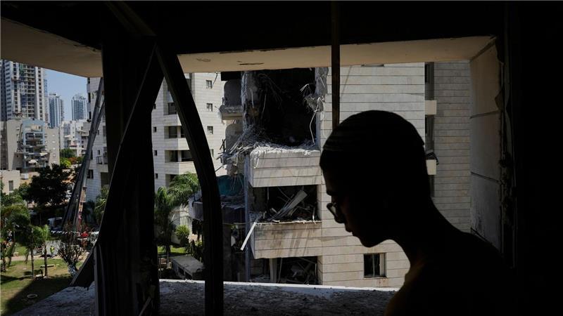 Ein Mann inspiziert die Schäden an einem Wohnhaus in Israel, das von einer aus dem Iran abgefeuerten Rakete getroffen wurde.