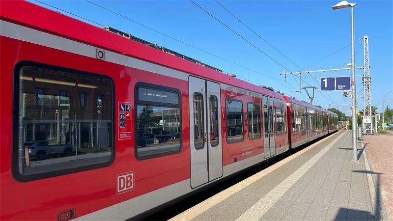 Ein Mann ist am Neu Wulmstorfer Bahnhof gestorben. Die Harburger Polizei sucht einen wichtigen Zeugen.