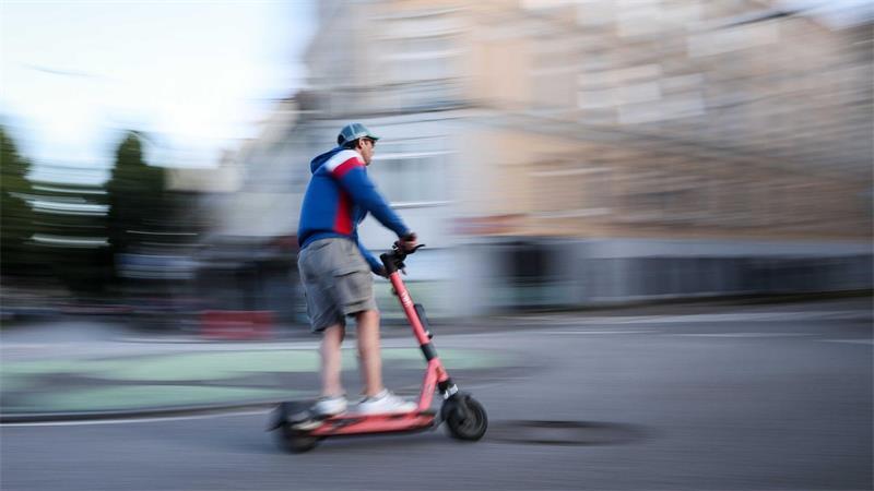 „Risiko für bleibende Schäden“: Chirurg warnt vor E-Scooter-Unfällen Ein Mann ist auf einem E-Scooter unterwegs.