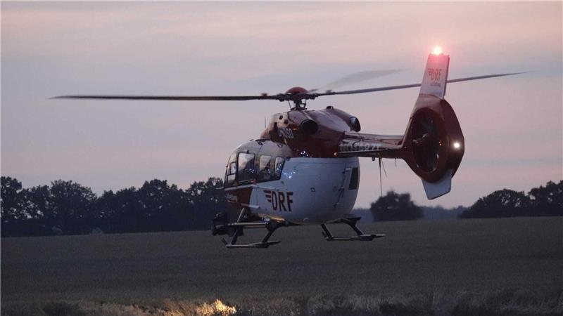 Mann an Lagerfeuer durch Stichflamme schwer verletzt Ein Mann ist bei einem Lagerfeuer schwer verletzt worden und mit einem Rettungshubschrauber in ein Krankenhaus gekommen (Archivbild).