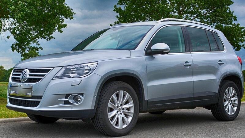 Ein Mann ist in Sottrum mit einem VW Tiguan vor einer Polizeikontrolle geflüchtet und hat dabei mehrere Autofahrer in Gefahr gebracht (Symbolbild).