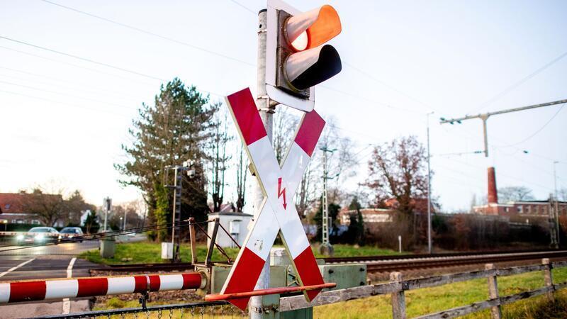 Tragisches Unglück: Zug erfasst 87-Jährigen mit Sehbehinderung Ein beschrankter Bahnübergang.