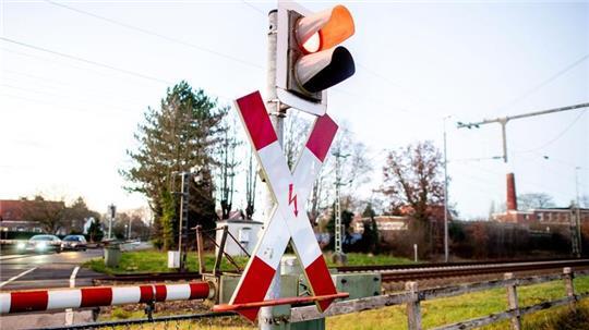 Ein beschrankter Bahnübergang.