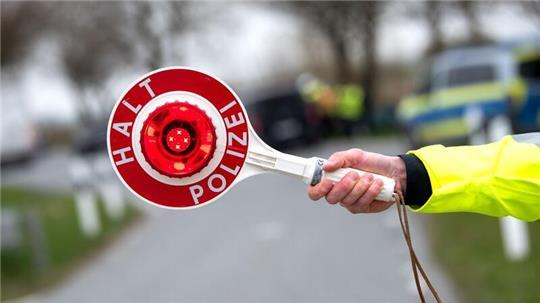 Ein Mann ist von der Polizei beim Fahren ohne Führererlaubnis erwischt worden - zum bereits 14. Mal. (Illustration)