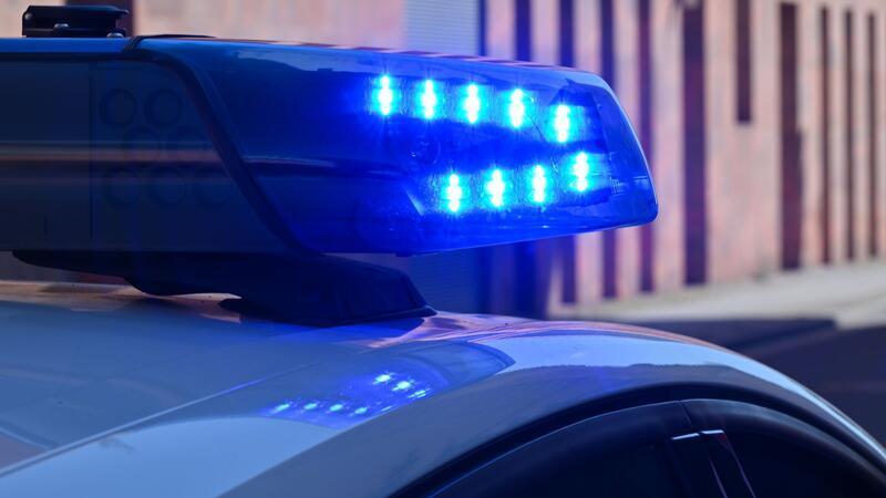 Ein Mann ist von seinem Auto überrollt worden. (Symbolbild)