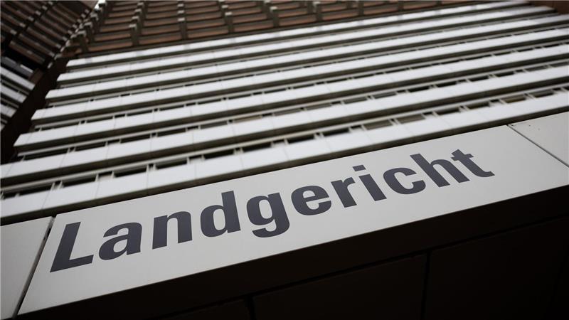 Ein Mann ist wegen Mordes an seiner Ehefrau angeklagt. (Symbolfoto)