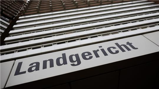 Ein Mann ist wegen Mordes an seiner Ehefrau angeklagt. (Symbolfoto)