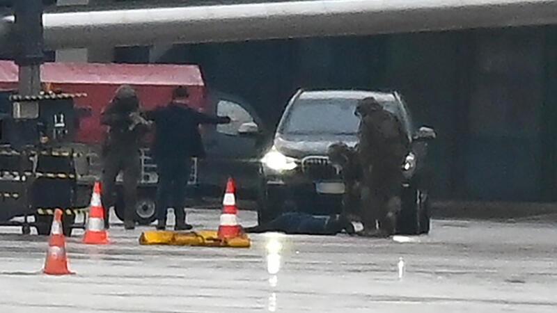 Buxtehuder Geiselnehmer vor Gericht – So dramatisch war die Kindesentführung Ein Mann liegt auf dem Flughafen auf dem Boden, umringt von Polizeikräften (Screenshot vom Video). Ein bewaffneter Mann hatte auf dem Airport seine vierjährige Tochter in seiner Gewalt gehalten.