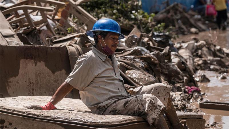 Ein Mann macht eine Pause bei den Aufräumarbeiten in Poza Rica, Mexiko.