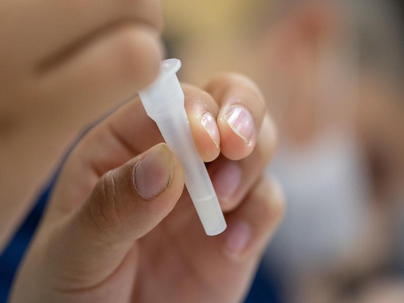 Ein Mann macht einen Corona-Schnelltest. Foto: Sebastian Gollnow/dpa/Illustration