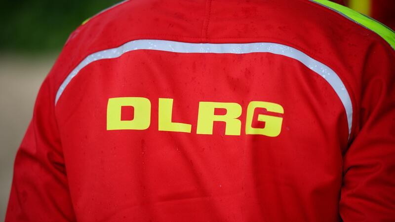 DLRG steigert Mitgliederzahlen: Rekord Ein Mann mit einer DLRG Jacke.