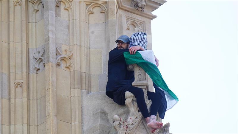 Ein Mann mit einer Palästina-Flagge, nachdem er auf den Elizabeth Tower in London geklettert ist.