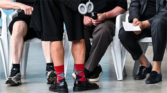 Ein Mann mit roten Mustersocken und kurzen Hosen - kürzlich bei der Berlin Fashion Week. (Archivbild)