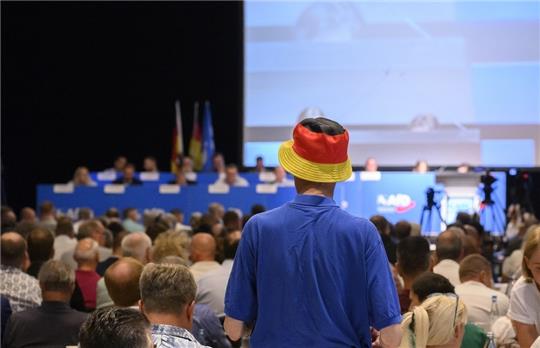 Ein Mann mit schwarz-rot-goldenen Hut steht beim Landesparteitag der AfD Niedersachsen in der Congress Union Celle. DNiedersachsens AfD kommt am Wochenende in Celle zu einem Landesparteitag zusammen. Foto: Julian Stratenschulte/dpa