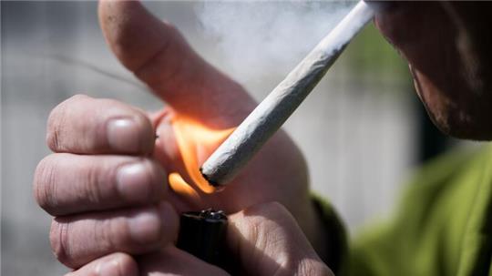 Ein Mann raucht einen Joint. Der Bundesrat hatte am 22. März 2024 den Weg zur Teil-Legalisierung von Cannabis zum 1. April freigemacht.
