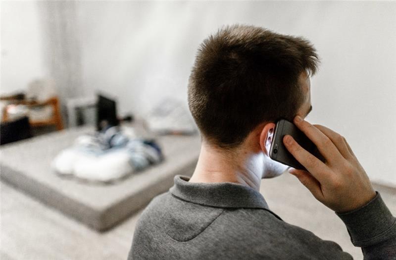 Ein Mann ruft in Hamburg mit seinem Handy bei der Telefonseelsorge an. Foto: Markus Scholz/dpa