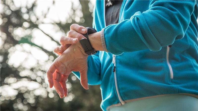 Smart-TV bis E-Bike: Nutzer bekommen ab Freitag neue Rechte Ein Mann schaut auf seine Fitnesstracker-Daten.