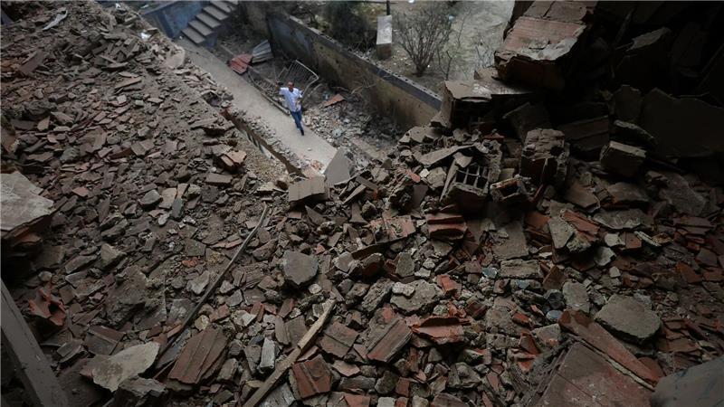 Ein Mann schaut sich die Schäden an einem Apartmentgebäude an, das bei der Bombardierung durch die Vereinigten Staaten in Venezuela zerstört wurde. US-Streitkräfte haben am Samstag Venezuela angegriffen und Staatschef Maduro gefangengenommen.