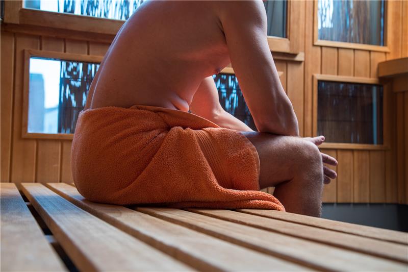 Trotz Energiekrise: Bäderland will Saunen am 1. September öffnen Ein Mann sitzt mit einem Handtuch um die Hüften in einer Sauna. Foto: Christin Klose/dpa