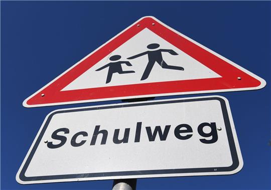 Ein Mann soll ein Mädchen auf dem Weg zur Schule entführt und sexuell missbraucht haben. (Symbolbild)