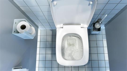 Ein Mann soll heimlich von oben auf der Damentoilette gefilmt haben. (Symbolbild)