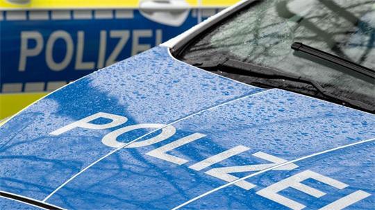 Ein Mann soll in Celle eine ältere Frau ohne erkennbaren Grund auf die Straße gestoßen haben. (Symbolbild)