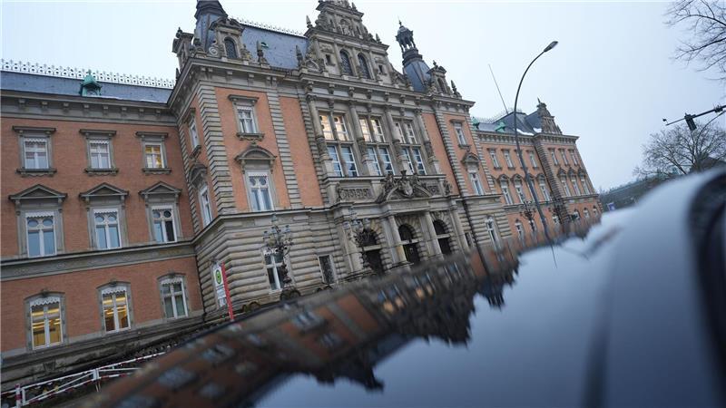 Ein Mann soll in Hamburg seinen Nachbarn mit einem Beil erschlagen haben - jetzt beginnt der Prozess um die Tat am Landgericht. (Symbolbild) 