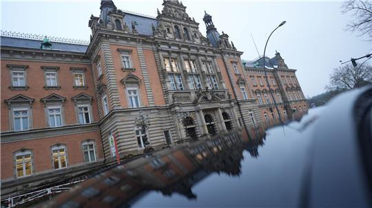 Ein Mann soll in Hamburg seinen Nachbarn mit einem Beil erschlagen haben - jetzt beginnt der Prozess um die Tat am Landgericht. (Symbolbild) 